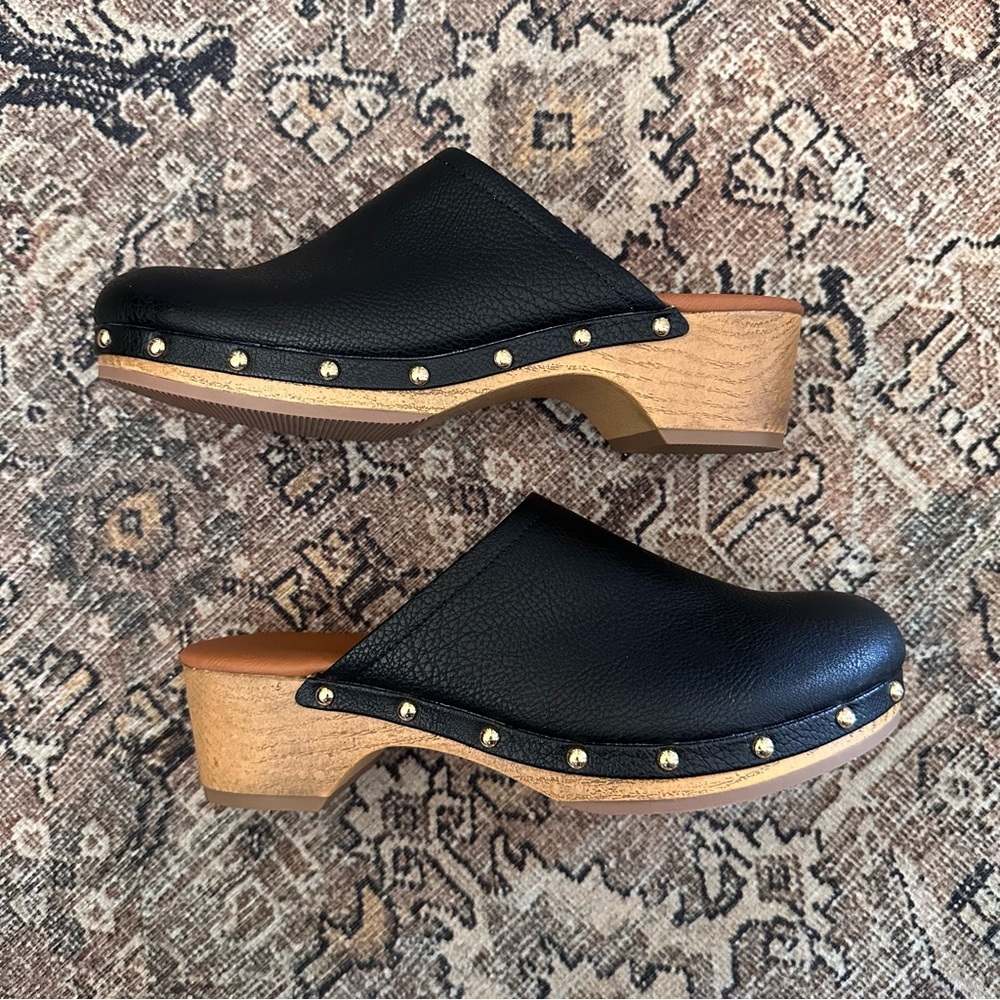 Universal Thread black studded clogs